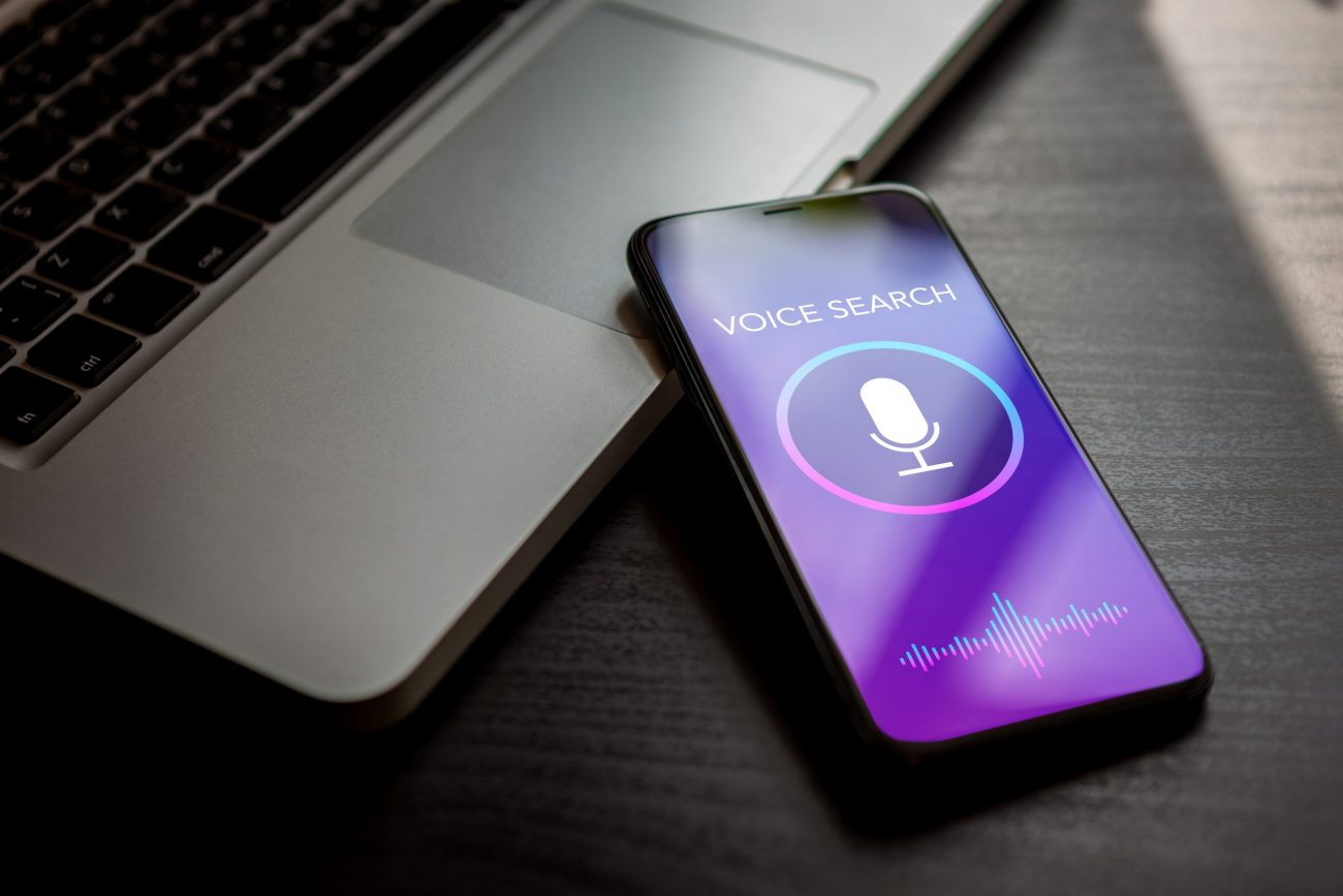 Wat is google voice search en hoe werkt het uitgelegd in 3 minuten
